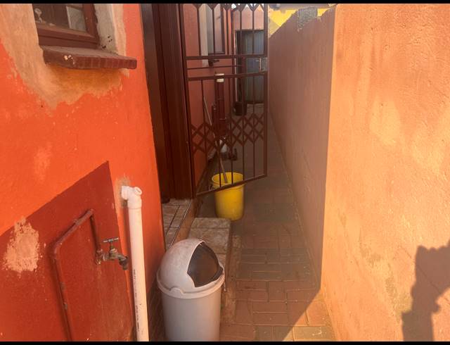 2 BEDROOM FREEHOLD FOR SALE IN SOSHANGUVE VV